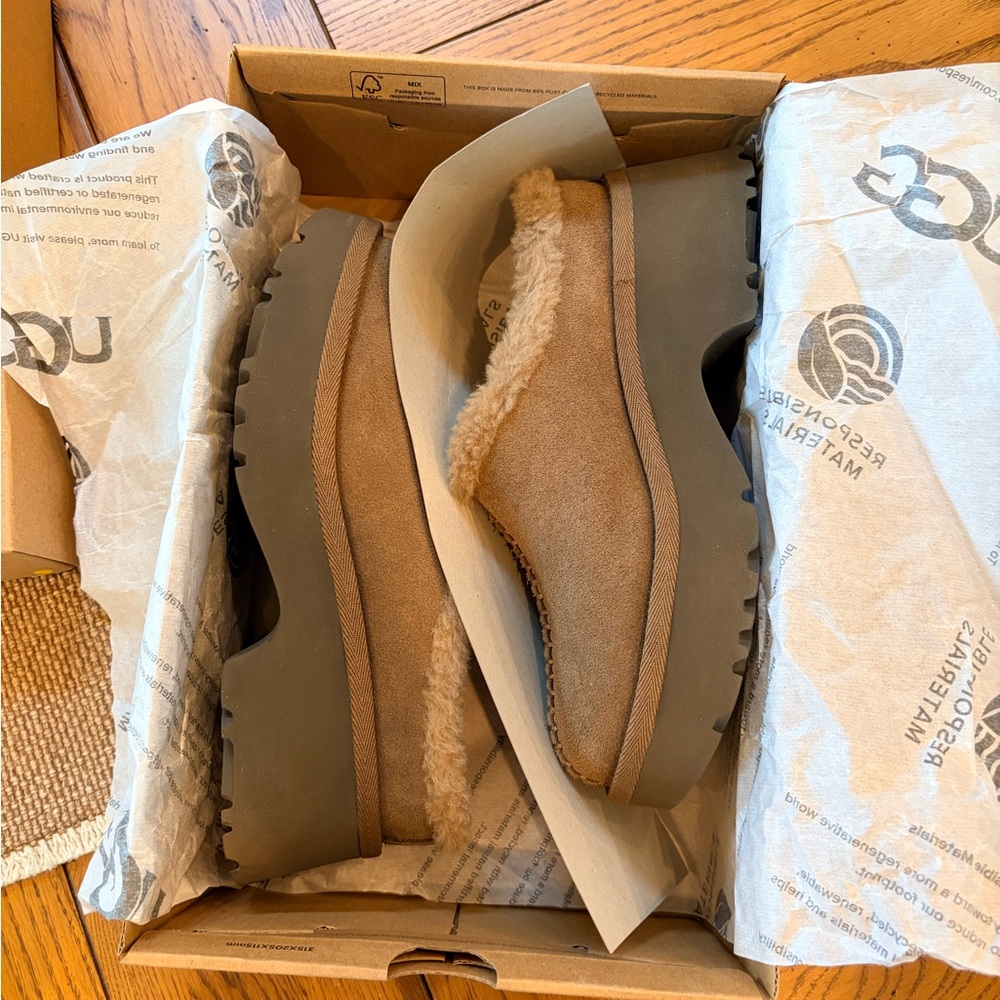UGG WOMENS NEW HEIGHTS COZY CLOG HICKORY SIZE 6 EXCELLENT CONDITION WORN 1 TIME. - Picture 4 of 10